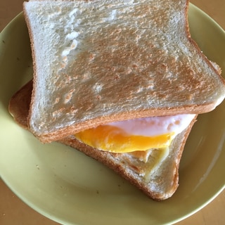 簡単ランチや朝ごはんに卵とチーズのトーストサンド